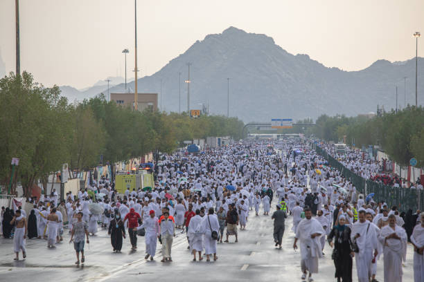 dia chuvoso em arafat,hajj, peregrinos realizando hajj, islam, makkah, arábia saudita, agosto 2019 - peregrino - fotografias e filmes do acervo