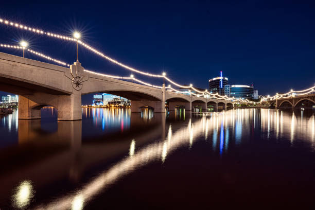 pont de la rue mill au-dessus du lac tempe town - southwest usa architecture building exterior scottsdale photos et images de collection