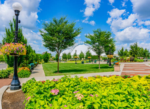 der five rivers metro park in der innenstadt von dayton, ohio, ist üppig mit blumen. - scenics pedestrian walkway footpath bench stock-fotos und bilder