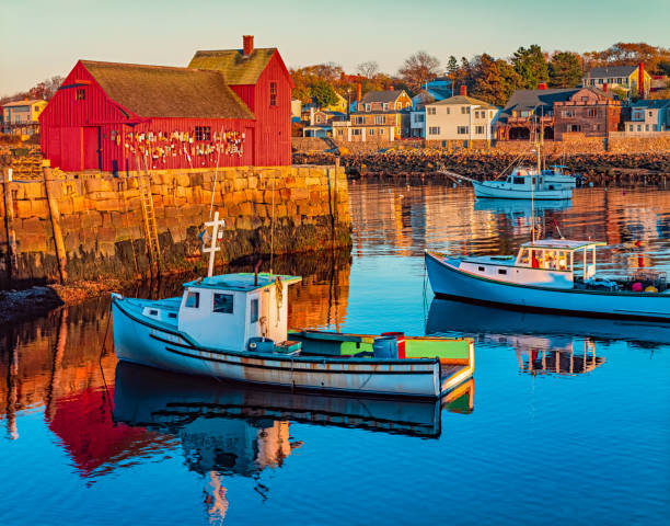 rockport harbor leuchtet im letzten licht des tages. - fishing village stock-fotos und bilder