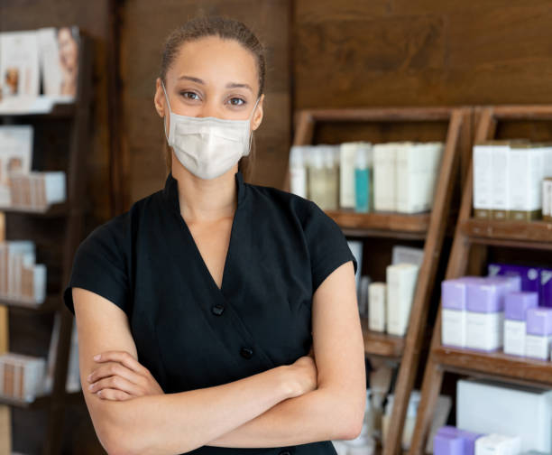 masajista trabajando en un spa y usando una máscara facial - body care business healthcare and medicine looking at camera fotografías e imágenes de stock