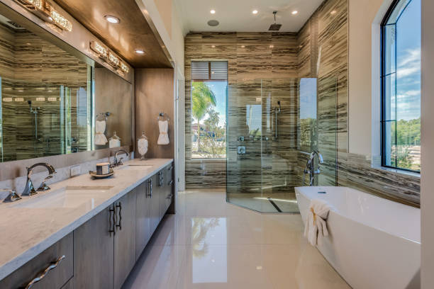 Luxurious and stunning showcase bathroom Free standing tub and big glass shower in master bathroom with amazing views free standing bath stock pictures, royalty-free photos & images
