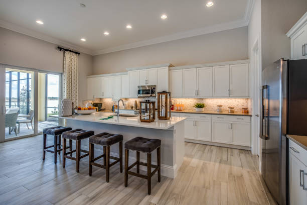 Charming kitchen with white cabinets Kitchen with island and hardwood floor florida real estate house home interior stock pictures, royalty-free photos & images