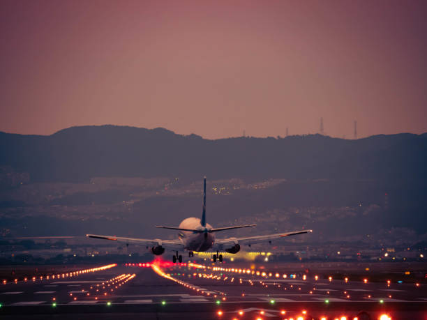 国際空港への着陸 - airport airplane landing red ストックフォトと画像