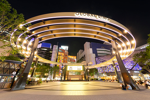Ikebukuro Nishiguchi Park includes the Global Ring Theatre, a public outdoor stage with a large screen and high-end 360-degree sound system. It hosts anything from classical music to dance and theatre performances, which are always free to the public.