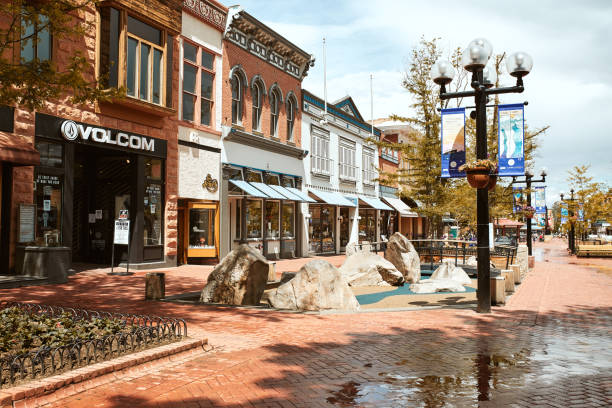 primavera al pearl street mall di boulder - shopping mall store window display facade foto e immagini stock