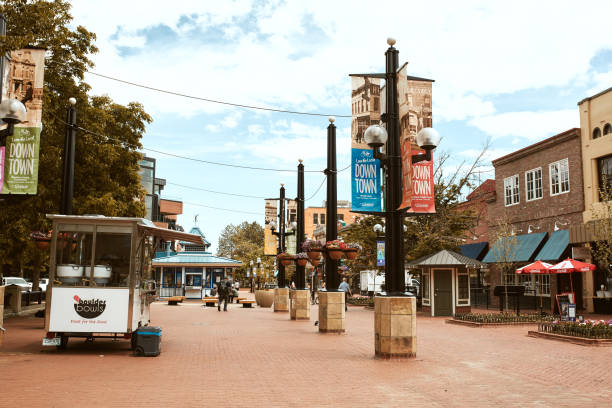 весна в перл-стрит молл в боулдере - pearl street mall стоковые фото и изображения