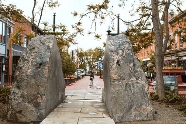 printemps au pearl street mall à boulder - footpath summer art boulder photos et images de collection