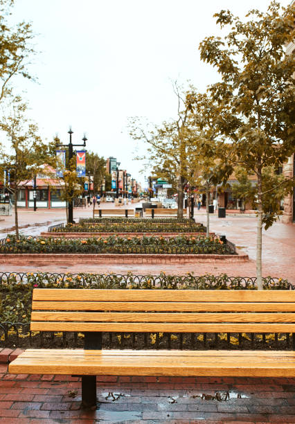 primavera al pearl street mall di boulder - shopping mall store window display facade foto e immagini stock