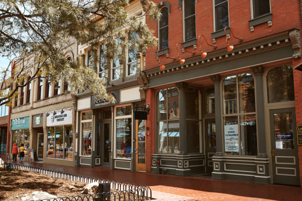 primavera al pearl street mall di boulder - shopping mall store window display facade foto e immagini stock