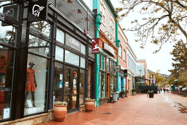 primavera al pearl street mall di boulder - shopping mall store window display facade foto e immagini stock