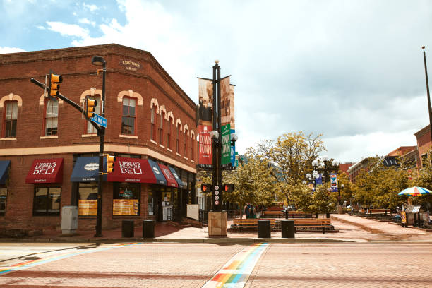 primavera al pearl street mall di boulder - shopping mall store window display facade foto e immagini stock