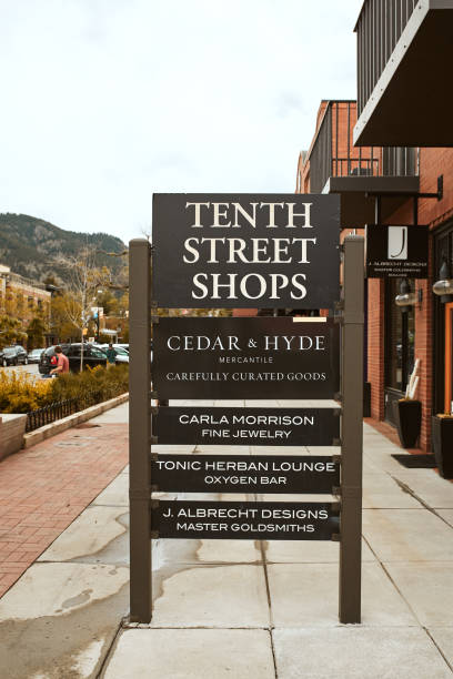 primavera al pearl street mall di boulder - shopping mall store window display facade foto e immagini stock