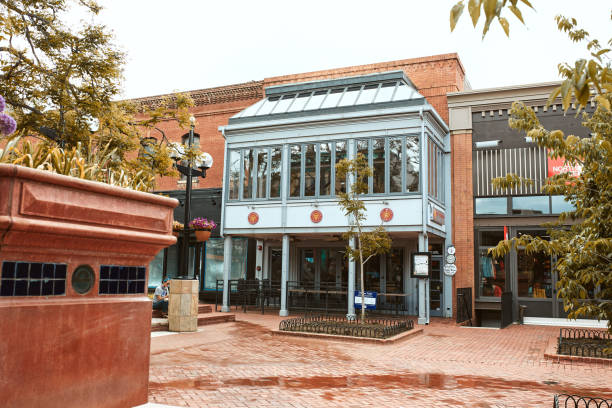 primavera al pearl street mall di boulder - shopping mall store window display facade foto e immagini stock