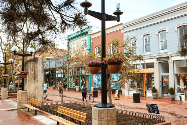 primavera al pearl street mall di boulder - shopping mall store window display facade foto e immagini stock