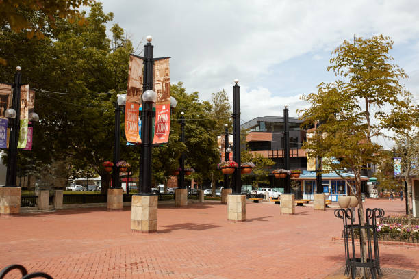 primavera al pearl street mall di boulder - shopping mall store window display facade foto e immagini stock