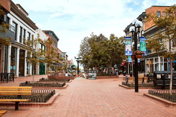 primavera al pearl street mall di boulder - shopping mall store window display facade foto e immagini stock