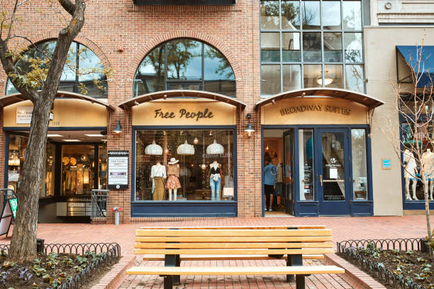 primavera al pearl street mall di boulder - shopping mall store window display facade foto e immagini stock