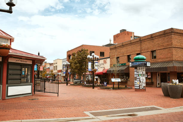 primavera al pearl street mall di boulder - shopping mall store window display facade foto e immagini stock