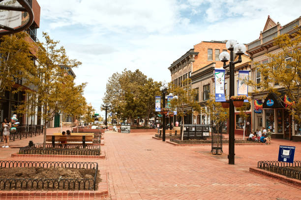 primavera al pearl street mall di boulder - shopping mall store window display facade foto e immagini stock