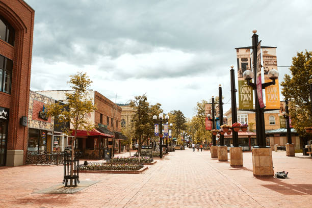 primavera al pearl street mall di boulder - shopping mall store window display facade foto e immagini stock