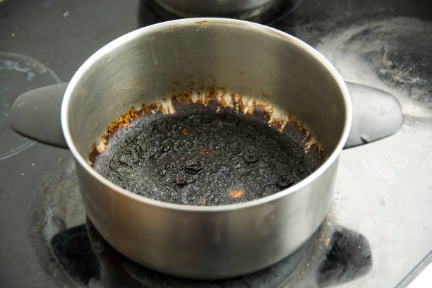 pot brûlé vide avec le fond noir - cooking fail photos et images de collection