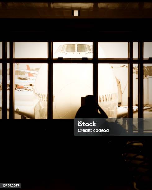 Aeroporto Di Gate Sala Dattesa Irriconoscibili Persona Aereo Allesternotramonto - Fotografie stock e altre immagini di Aereo di linea