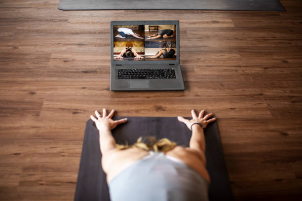 istruttore di yoga che insegna lezioni online dallo studio. - yoga meeting foto e immagini stock