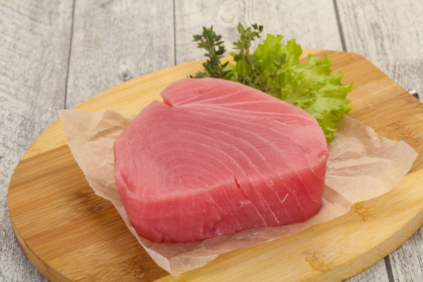 filete de atún crudo - tuna steak fillet food plate fotografías e imágenes de stock