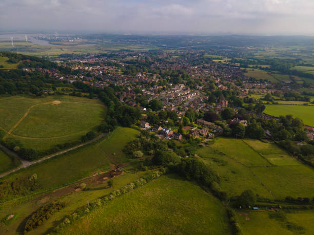 frodsham, cheshire, foto aérea - cheshire non urban scene scenics rural scene fotografías e imágenes de stock