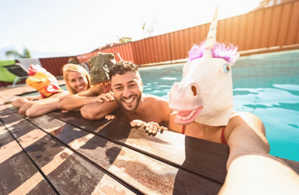 çılgın arkadaşlar selfie tuhaf maske giyen havuz partisi yapıyor - gençler özel tropikal tatil yaz kutluyor eğleniyor - dostluk ve gençlik tatilleri yaşam tarzı kavramı - tavuk kostümü stok fotoğraflar ve resimler