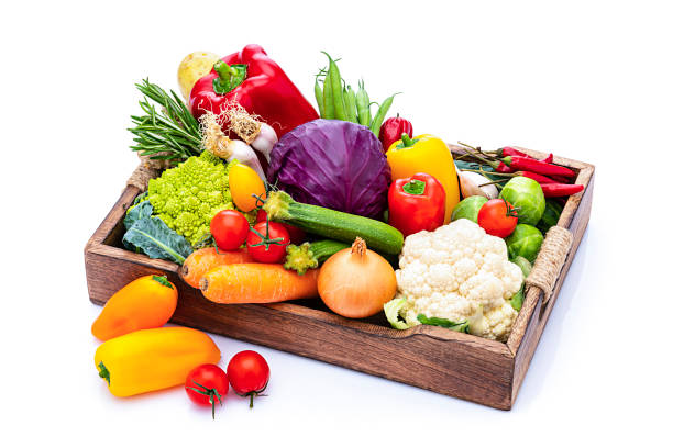 здоровые свежие овощи в деревянном ящике на белом фоне - romanesco broccoli стоковые фото и изображения