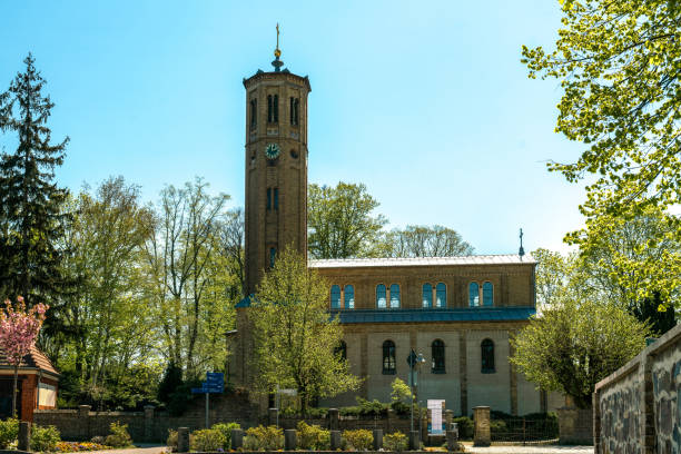 caputh, brandebourg, allemagne - 23 avril 2020: l’église historique dans le centre du village - editorial germany brandenburg potsdam photos et images de collection