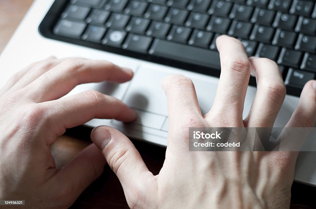 Macho mãos usando o computador touchpad, close-up, DOF raso - Foto de stock de Computador royalty-free