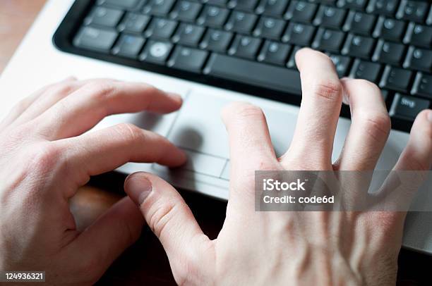 Foto de Macho Mãos Usando O Computador Touchpad Closeup Dof Raso e mais fotos de stock de Computador