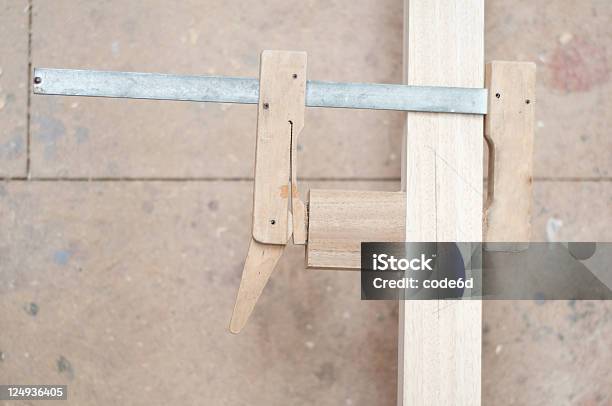 Carpinteiro De Loja Clampe Segurando Madeira Em Conjunto Foco Diferencial - Fotografias de stock e mais imagens de Alicate Bloqueador