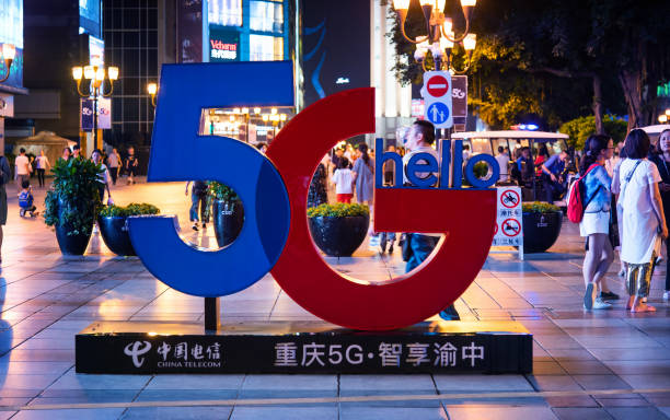 sinal de olá 5g em chongqing mega city na china a praça principal para anunciar o início da nova tecnologia - city mega night built structure - fotografias e filmes do acervo