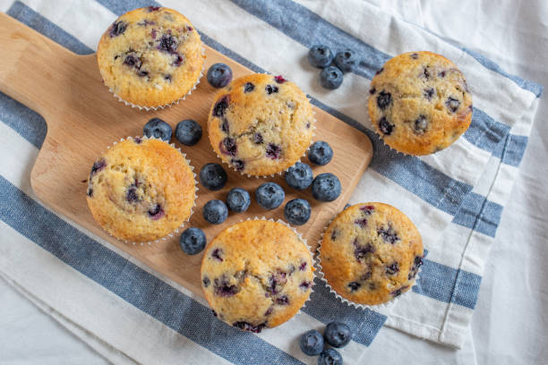 черничные кексы - muffin cake cupcake blueberry muffin стоковые фото и изображения