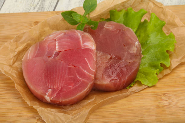 filete redondo de atún crudo para parrilla - tuna tuna steak raw freshness fotografías e imágenes de stock