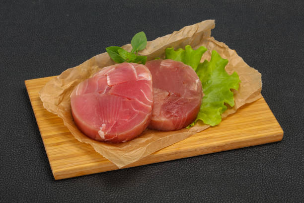 bife redondo de atum cru para grelhar - tuna prepared ahi sashimi sushi - fotografias e filmes do acervo