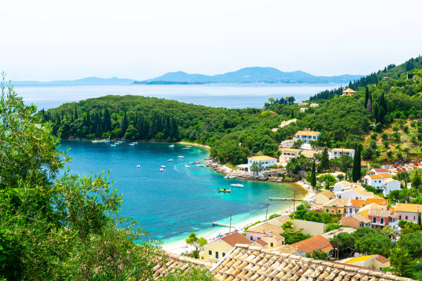 vista de la bahía de kalami en la isla de corfú en grecia - sky sea town looking at view fotografías e imágenes de stock