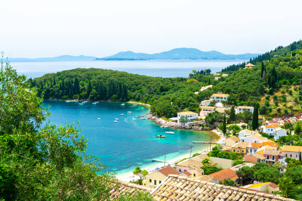uitzicht op kalami bay op corfu eiland in griekenland - corfu town stockfoto's en -beelden