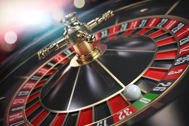 ruleta de casino con bola en cero. - roulette wheel fotografías e imágenes de stock