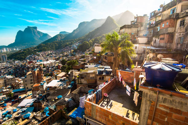 favela rocinha in rio de janeiro - favela - fotografias e filmes do acervo