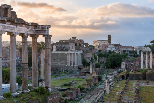 saturntempel und forum romanum bei sonnenaufgang, rom, italien - rome sunlight roman forum temple of saturn stock-fotos und bilder