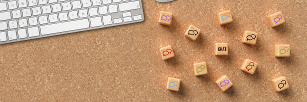 cubes avec icônes de bulle vocale et clavier d’ordinateur - faq connection computer keyboard learning photos et images de collection