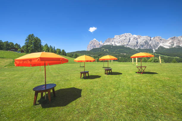 malowniczy widok na słynny panoramiczny cortina d'ampezzo w dolomitach, włochy krajobraz przyrody - veneto cortina dampezzo hotel mountain zdjęcia i obrazy z banku zdjęć