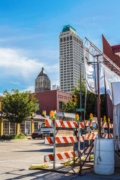 tulsa usa - sperrung der straße in der nähe der innenstadt von tulsa mit ampel- und sicherheitsbarrieren und art-deco-hochhäusern - oklahoma sign road sign sky stock-fotos und bilder