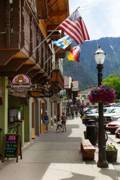 main street a leavenworth, wa durante covid-19 - leavenworth foto e immagini stock