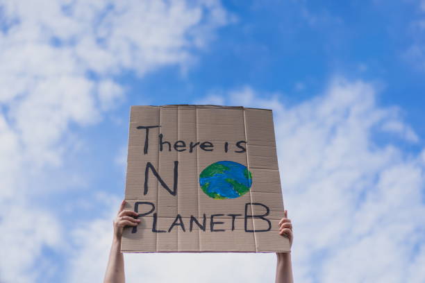 gruppe von demonstranten auf der straße. aktivisten protestieren in sozialen fragen. rassenkampf und klimawandel protestieren deaktivist während der sperrung. erderwärmung und umweltfragen. aktivisten protestieren auf der straße. gruppe von demonstrant - text global communications earth globe stock-fotos und bilder